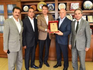 Dosiad'tan Başkan Sekmen'e Plaket