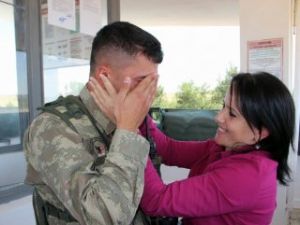 Sınırda nöbet tutan askere anne sürprizi