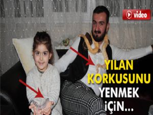 Yılan korkusunu yenmek için evinde yılan besliyor