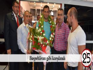 Başpehlivan gibi karşılandı