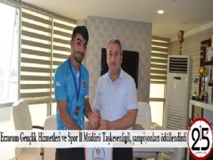 Erzurum Gençlik Hizmetleri ve Spor İl Müdürü Taşkesenligil, şampiyonları ödüllendirdi