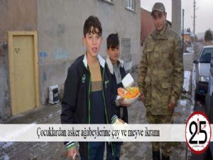 Çocuklardan asker ağabeylerine çay ve meyve ikramı