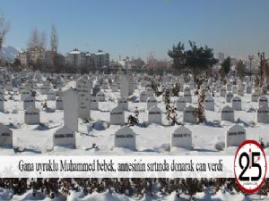Gana uyruklu Muhammed bebek, annesinin sırtında donarak can verdi