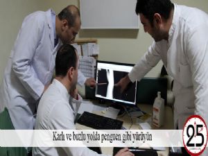Karlı ve buzlu yolda penguen gibi yürüyün