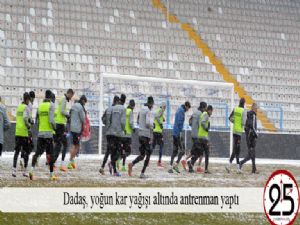 Dadaş, yoğun kar yağışı altında antrenman yaptı