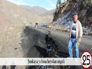 Şenkaya yoluna heyelan engeli