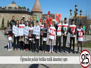 Öğrenciler polisle birlikte trafik denetimi yaptı