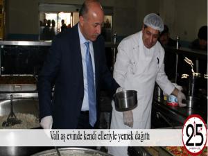 Vali aş evinde kendi elleriyle yemek dağıttı