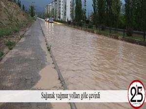 Sağanak yağmur yolları göle çevirdi