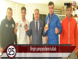 Ringin şampiyonlarını kutladı