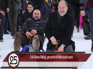 Eski Bakan Akdağ, gençlerle birlikte kızak kaydı