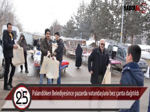 Palandöken Belediyesince pazarda vatandaşlara bez çanta dağıtıldı