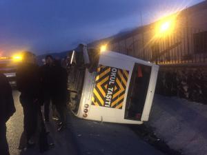 İzmirde servis aracı devrildi: 8 yaralı