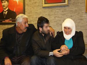 HDP önünde eylem başlattı, 6 yıl sonra oğluna kavuştu
