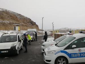 Köprüköyde Jandarma ve Polis ortak trafik uygulaması yaptı