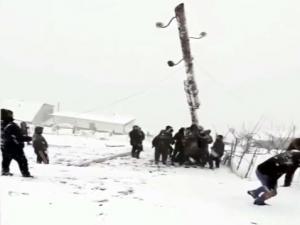 Rusya'da devrilen elektrik direğini kaldırmaya çalışan köylüler canından oluyordu