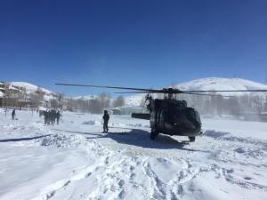 Yolların kapandığı Vanda hastalar helikopterle sevk ediliyor