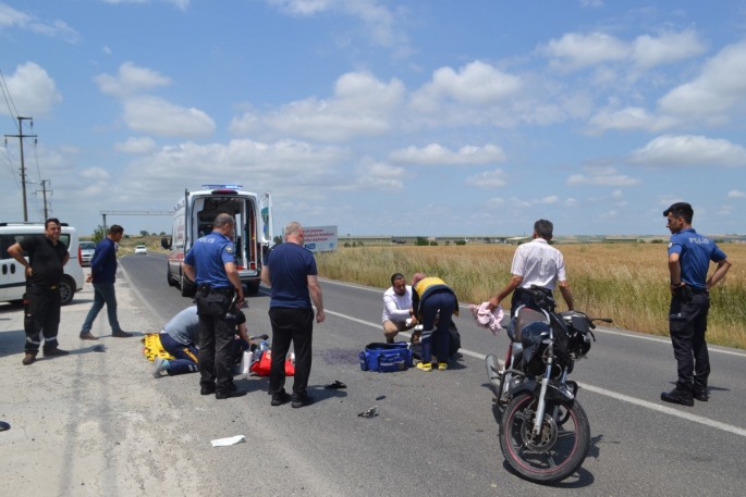 Çorlu'da motosiklet kamyonetle çarpıştı: 2 yaralı