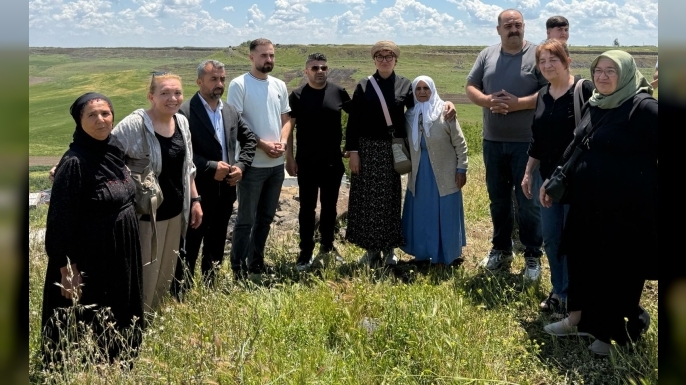 Anne Minguzi’yi Erzurum’da iş insanı Ferit Kaya karşıladı; Ailelere destek için Diyarbakır’a gittiler