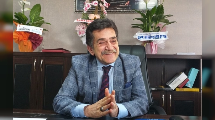 Sahnenin ve atölyenin içinden gelen müdür göreve başladı