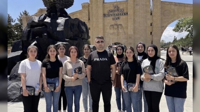 Depremzede öğrencileri sınavda da yalnız bırakmadı