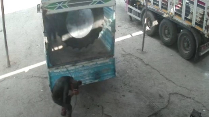 Siirt’te şişirilen lastik bomba gibi patladı: 2 yaralı
