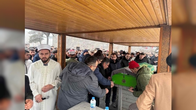 Cam silerken 3. kattan düşen öğretmen son yolculuğuna dualarla uğurlandı