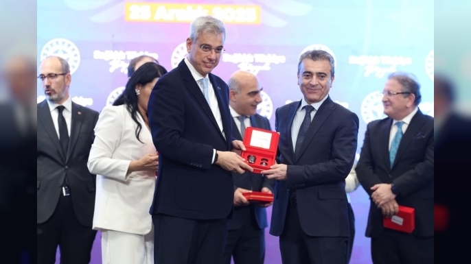 Erzurum’a gelecek ambulansları teslim alındı