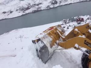 Bingöl'de köy yoluna çığ düştü