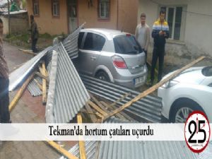 Tekman'da hortum çatıları uçurdu
