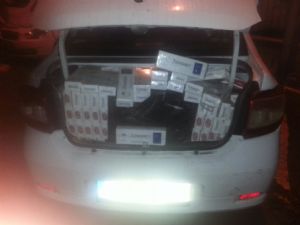 Erzurum'da kapan atılarak durdurulan otomobilde 18 bin 250 paket kaçak sigara ele geçirildi