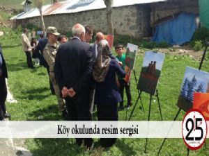Köy okulunda resim sergisi