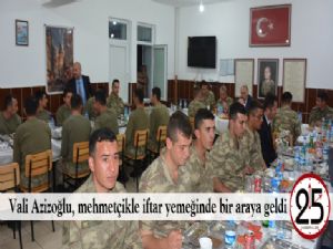Vali Azizoğlu, mehmetçikle iftar yemeğinde bir araya geldi