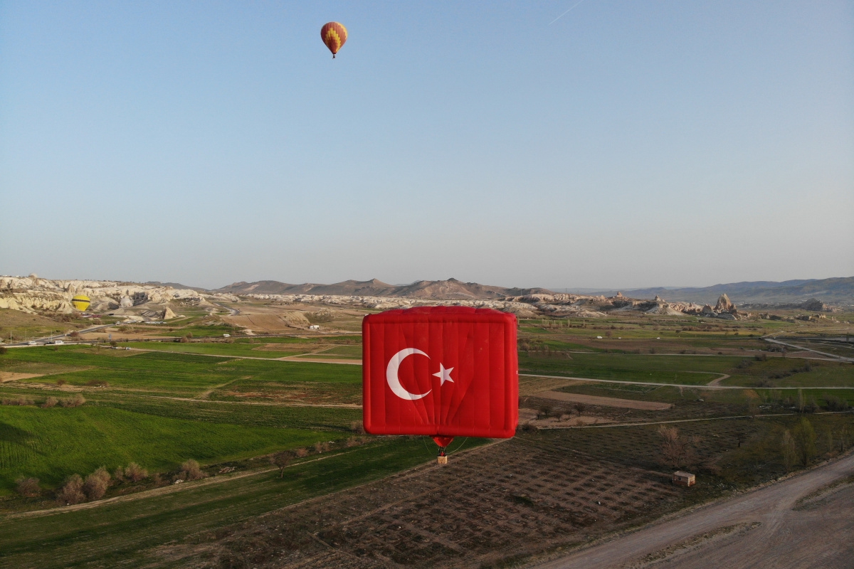 Dünyanın en büyük bayrak figürlü balonu Kapadokya'da havalandı