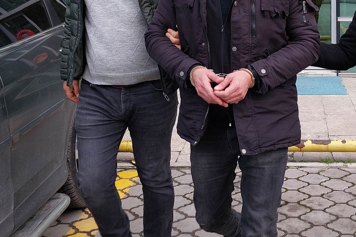 Küçükçekmece'de kaçmaya çalışan "torbacı" yakalandı