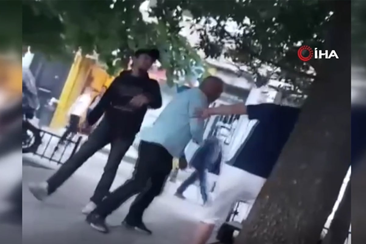 Öfkeli baba, oğlunun tartıştığı genci böyle dövdü