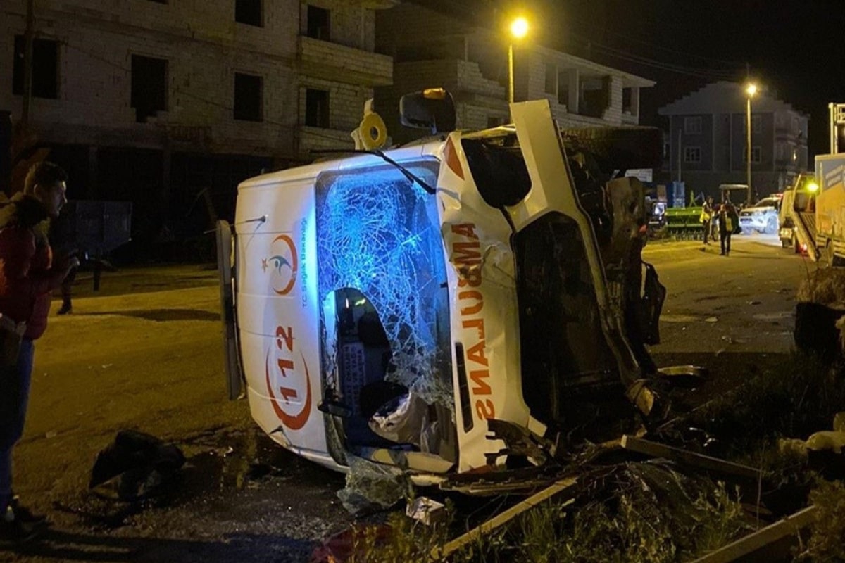 Vakaya giden ambulans kaza yaptı: 3 yaralı