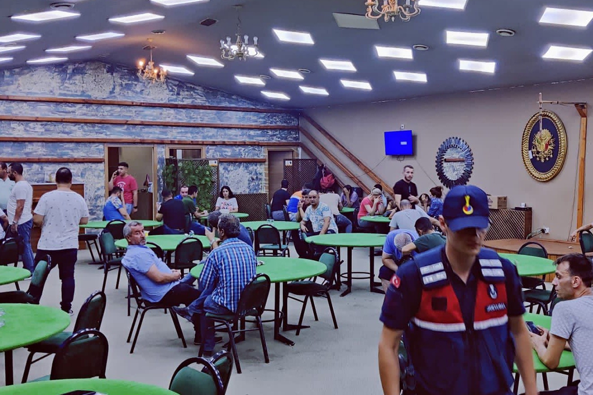 İzmir'de kumar operasyonu: 87 kişi suçüstü yakalandı