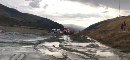 Erzincan-Sivas kara yolu heyelan nedeniyle ulaşıma kapandı