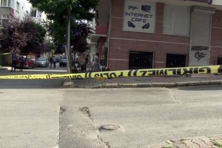 Sultangazi'de uzun namlulu silahlarla kahvehaneyi taradılar: 2 yaralı