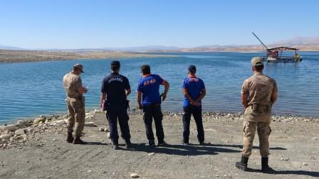 Elazığ’da tekne battı: Tekneyle birlikte suda kaybolan şahsı arama çalışmaları sürüyor