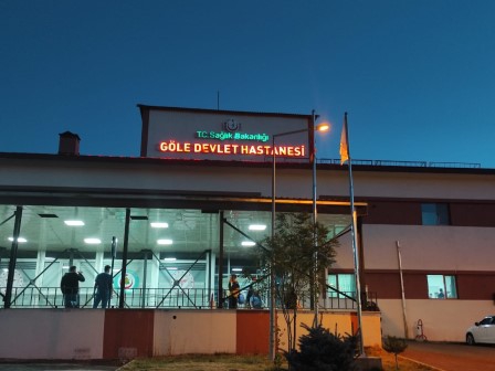 Göle’deki depremde binadan başına tuğla düşen bir kişi yaralandı