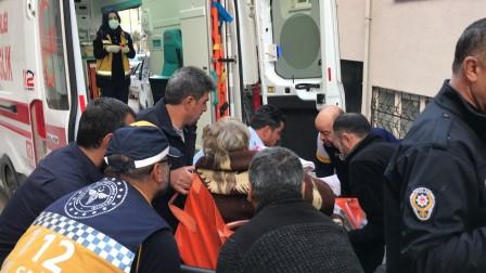 Evinin bodrumunda kendini ateşe veren kadını komşuları söndürdü
