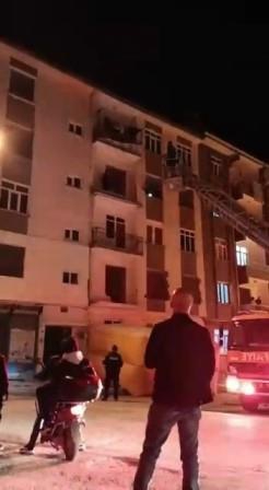 İntihara teşebbüs eden kadını itfaiye eri son anda kurtardı