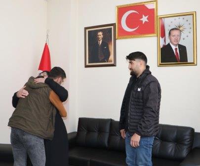 Bir aile daha çocuğuna kavuştu, evlat nöbetinde 40'ıncı buluşma