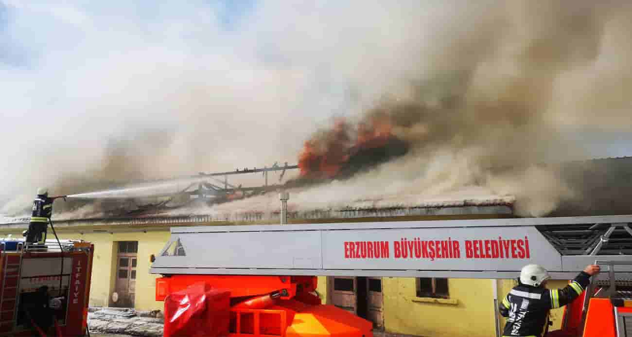 TCDD çalışanlarının cağ kebabı için yaktıkları ateş depoyu yaktı