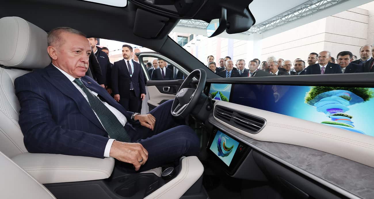 Cumhurbaşkanı Erdoğan, Togg’un yeni modeli T10F’i inceledi