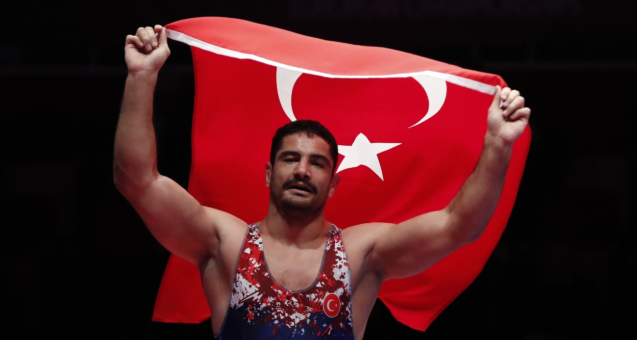 Taha Akgül: "Dünyanın en güzel bayrağını hak ettiği yere çıkarttım"