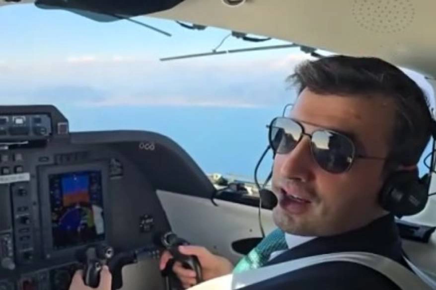 Selçuk Bayraktar, ikinci pilot olarak kullandığı uçakla Piaggio fabrikasına indi