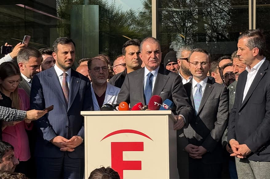 AK Parti Sözcüsü Ömer Çelik, Sırrı Süreyya Önder’i hastanede ziyaret etti